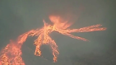 Espectacular 'demonio de fuego' en un incendio en California