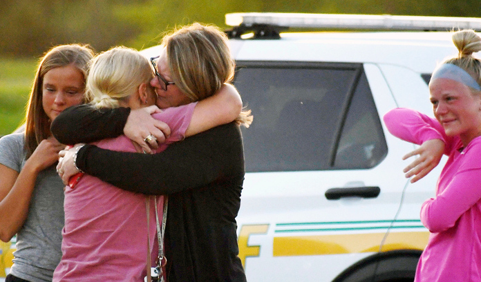 Dos nuevos tiroteos en EEUU dejan tres muertos en una iglesia de Iowa y  varios heridos en un cementerio de Wisconsin | Internacional