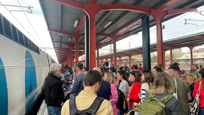 Una media suspendida durante varias horas de la circulación del AVE en Chamartín en plena operación de salida de Semana Santa