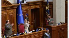 La bandera de la UE entra en el Parlamento de Ucrania entre aplausos de los diputados
