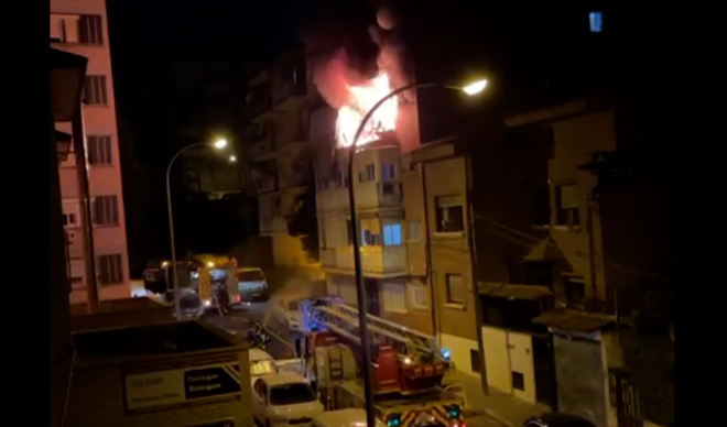 Dos muertos y cinco heridos en el incendio de un edificio de viviendas ...