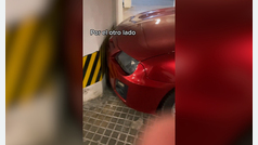 Una usuaria de TikTok viraliza cómo  aparca su vecino en un hueco minúsculo