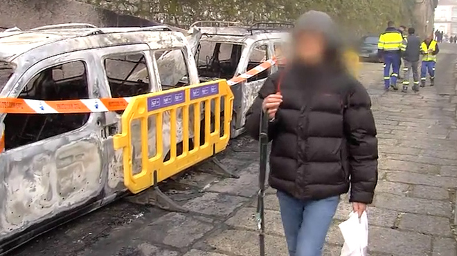 La mujer detenida por quemar coches en Tui estuvo observando el dispositivo  y hablando con la prensa | España