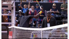 Un tenista revienta una raqueta contra la silla del árbitro y es expulsado del ATP de Lyon