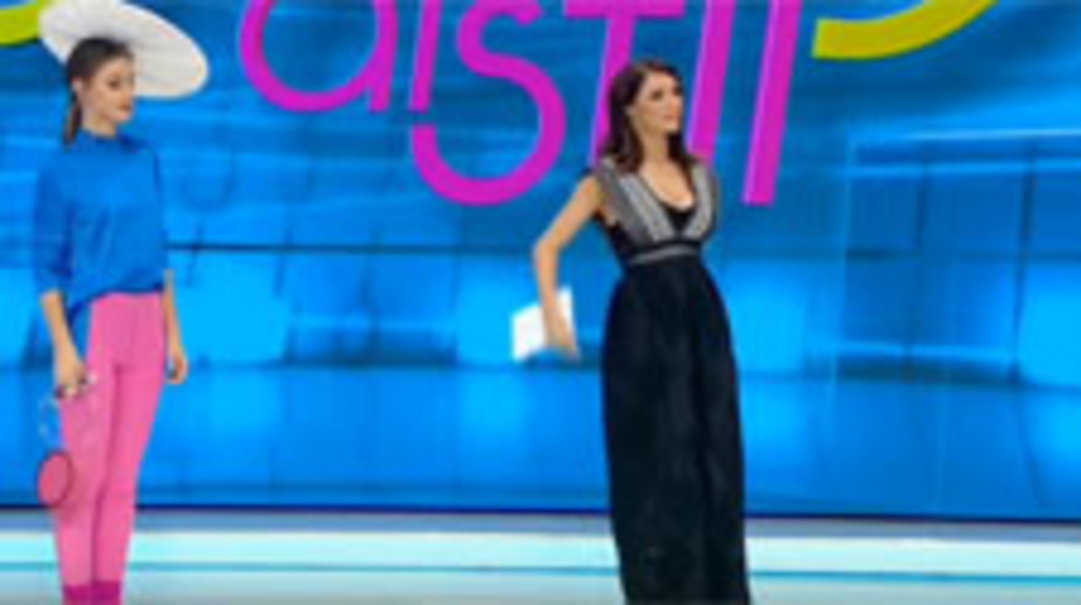 Una presentadora de TV siente una araña bajo su vestido