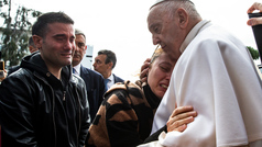 El Papa sale del hospital y consuela a una pareja de padres que perdieron a su niña esa misma noche