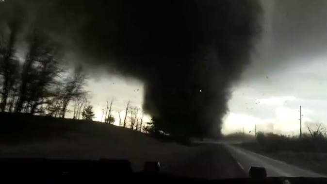 Decenas de tornados implacables y tormentas causan 11 muertos en Estados Unidos