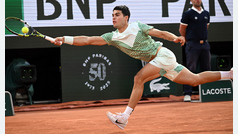 Alcaraz gana a Tsitsipas y jugará contra Djokovic en semifinales del Roland Garros