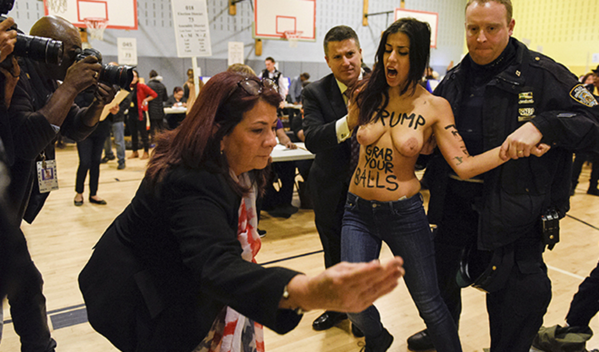 Protestan desnudas en el centro donde vota Donald Trump