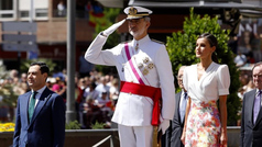 Por primera vez una mujer ha saltado en paracaídas con la bandera de España en un desfile militar