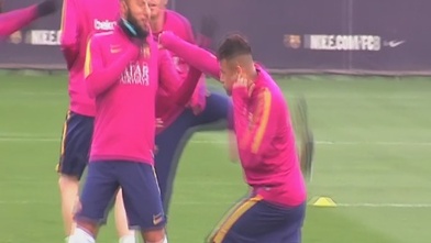 Neymar And Rafinha Take Up Boxing Marca English