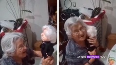 Abuela se hace viral por su felicidad al recibir un 'Amlito' como regalo