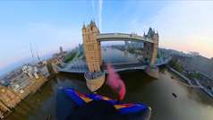 Espectacular imagen de 2 paracaidistas atravesando el puente de Londres a 250 km/h