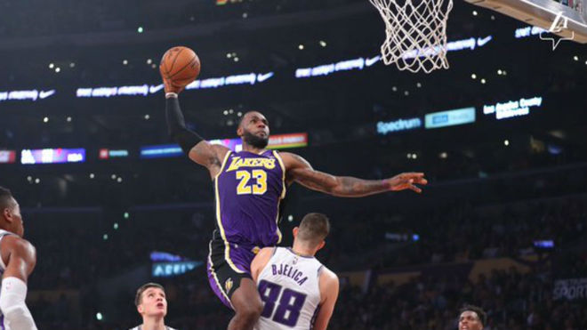34 Años Y Hace Esto El Mate Más Bestial De Lebron James Sobre Un Ex Del Baskonia