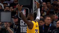 Un LeBron celestial lleva a los Lakers a remontar 21 puntos en el último cuarto ante los Clippers