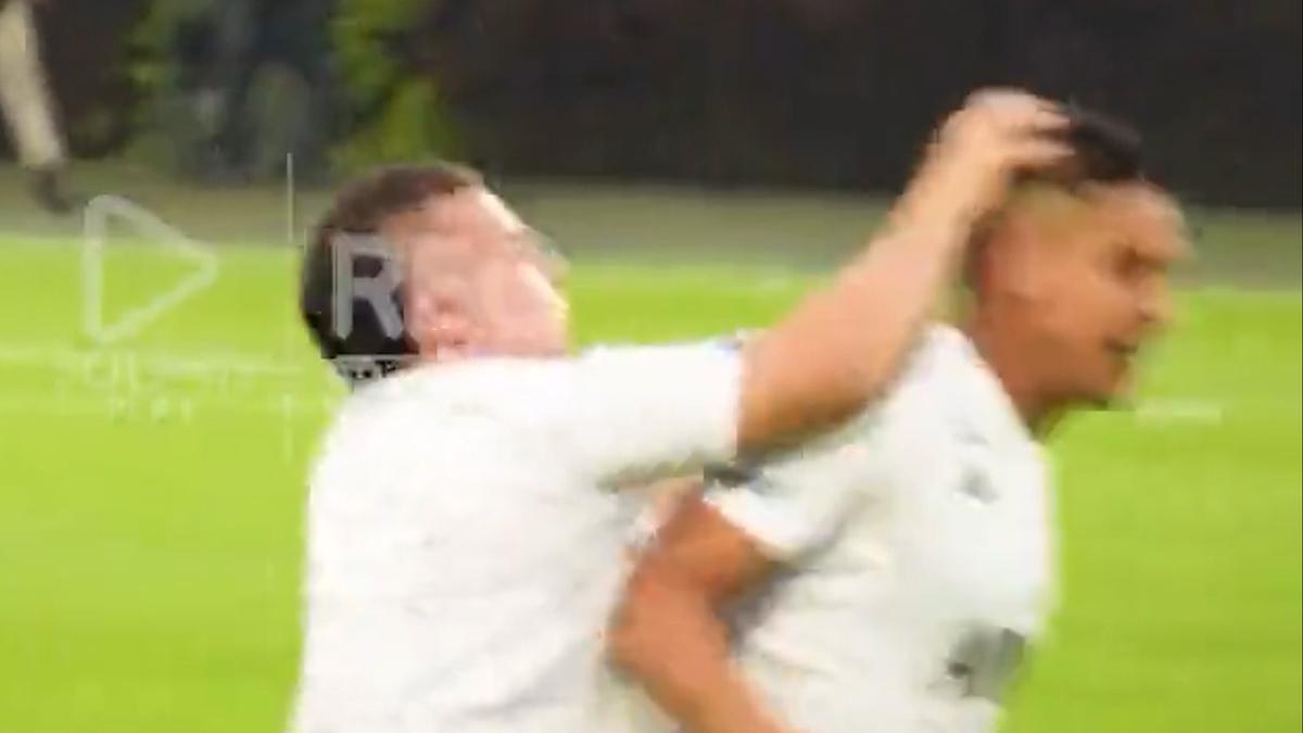 Expulsan a un futbolista por perseguir y agredir al aficionado que saltó al césped y le pegó por la espalda Marca Foto