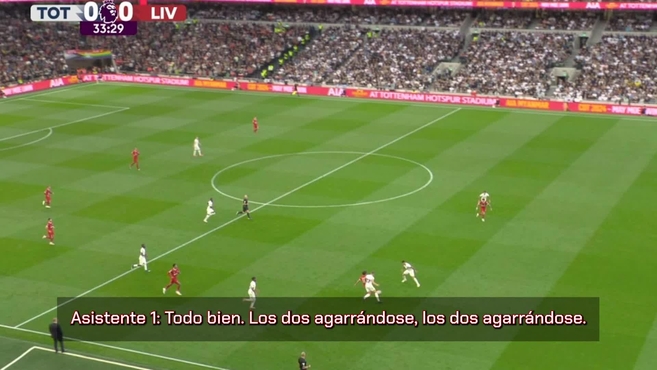 La interacci n entre rbitro y VAR en el garrafal error que le cost un gol legal al Liverpool