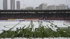 Fanticos del Zrich salen al campo a remover la nieve... para que el partido pudiera continuar!