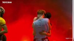 As fue el polmico concierto de Troye Sivan en el Primavera Sound en el que se bes con un bailarn