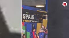 La 'Potra Salvaje' a todo volumen en el autobs de Espaa: locura tras vencer a Francia
