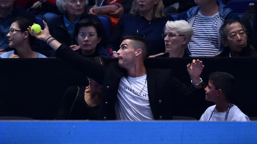 sanar Coherente carrera Tennis - Masters 2018: Cristiano Ronaldo shows off his reflexes at the  London Masters | MARCA in English