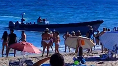 Una narcolancha encalla en una playa de Huelva a plena luz del da y los traficantes salen huyendo