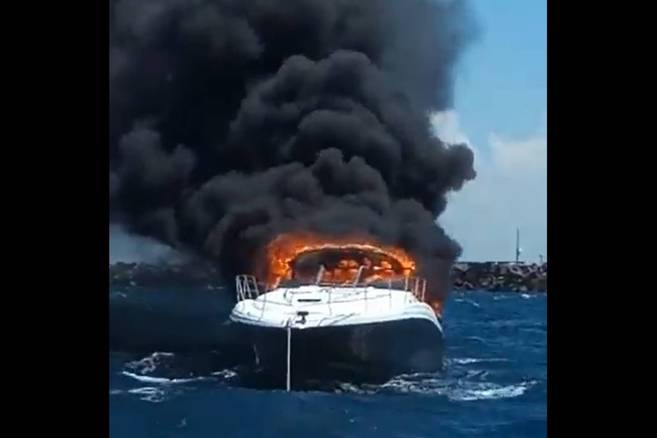 Yate se incendia y los tripulantes se lanzan al mar en Yucat&aacute;n