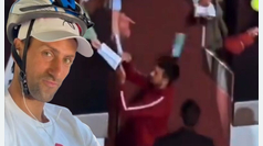 Djokovic bromea sobre botellazo que recibi en la cabeza y llega con casco al Masters 1000 de Roma