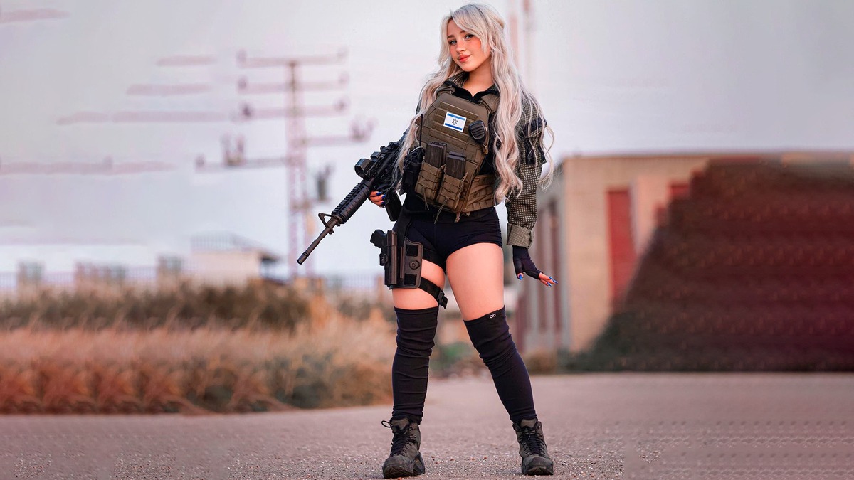 Natalia Fadeev, la modelo israelí de OnlyFans que cambia cámara porfusil,  para luchar contra Hamás