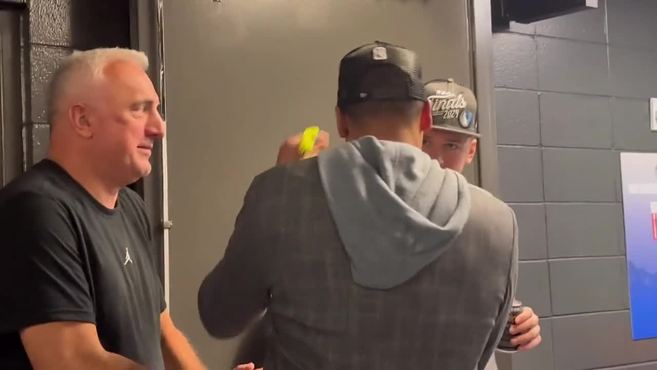 Doncic se bebe una cerveza con su padre tras el partido... ¡¡y se la quitan!!