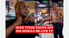 Mike Tyson flexiona descaradamente sus msculos sin camisa durante un programa de televisin en vivo