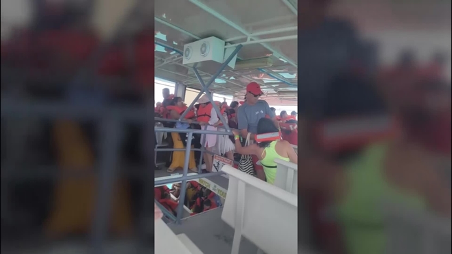 Los pasajeros graban el hundimiento de un ferry en el que murió una mujer: momentos de terror en el mar