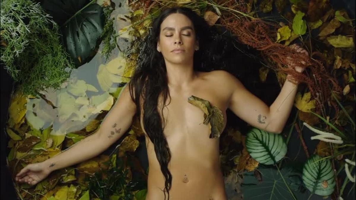 Cristina Pedroche aparece desnuda y desorientada en la naturaleza en el  nuevo spot de las campanadas