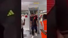 Arnau Tenas presume de medalla en el aeropuerto de Pars