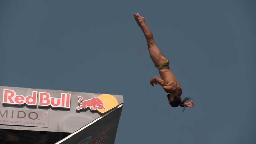 El brutal salto desde un 'acantilado' para hacer historia en la Red Bull Cliff Diving