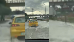 Una persona graba la cantidad de agua