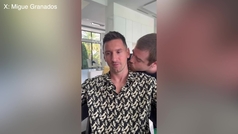 Messi provoca en las redes sociales con un beso sorpresa en el cuello