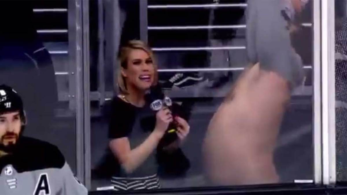 NHL: 'The Machine' se desnuda ante una periodista en plena entrevista |  Marca.com