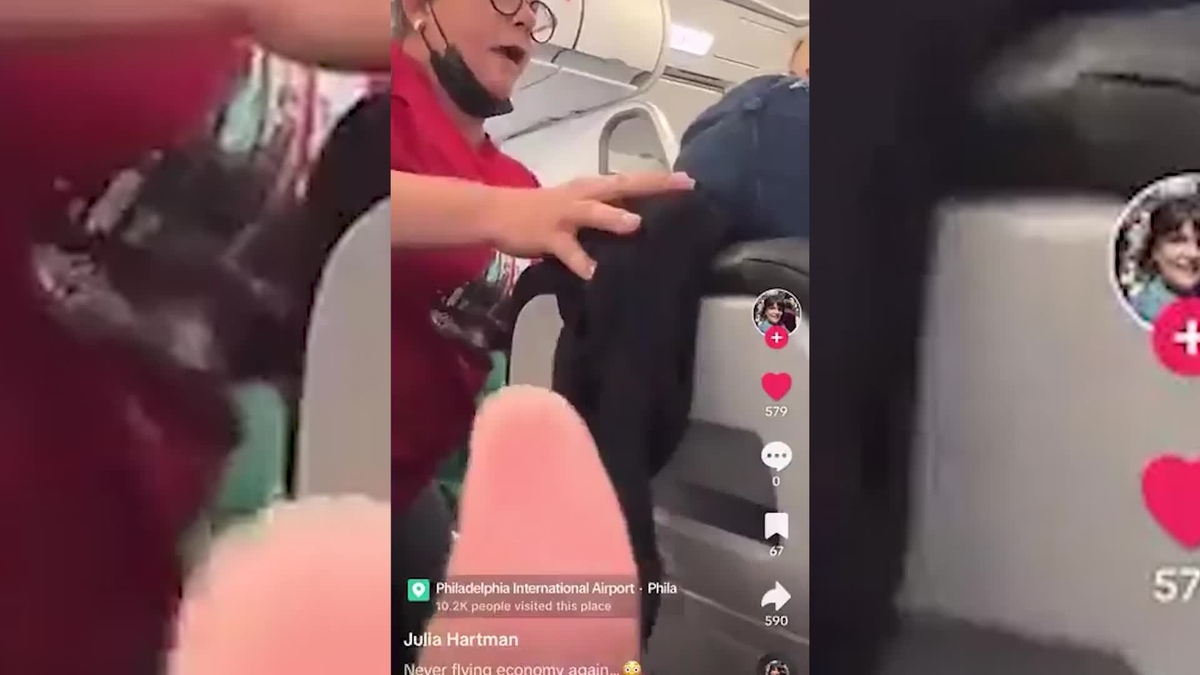 Una mujer se baja los pantalones y amenaza con orinar en mitad del pasillo  de un avión