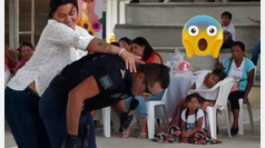 Mujer se hace viral tras perrear con payaso polica en festejo de Da de las Madres