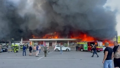 Al menos dos muertos en ataque contra centro comercial en centro de Ucrania