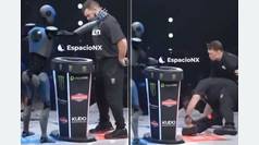 Un robot deja KO a un humano de un bofetón: el vídeo viral que ha colado como real