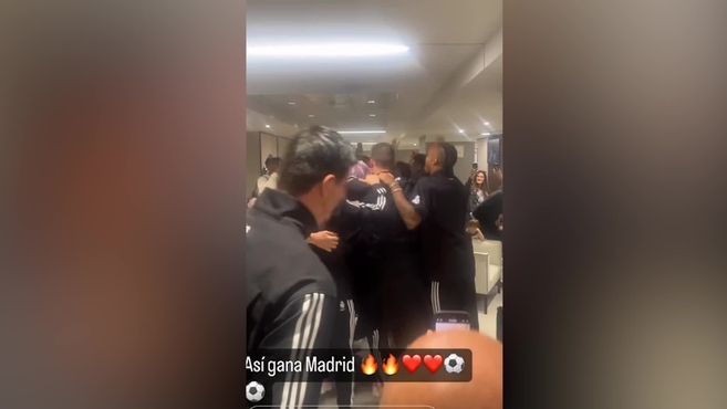 لاعبو ريال مدريد يحتفلون في سانتياغو برنابيو متوقعين الفوز بلقب الدوري بعد الانتصار على قادش