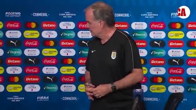 Bielsa y su reacción cuando intentaron cortar la rueda de prensa: "¿Por qué la suspende?" AUF