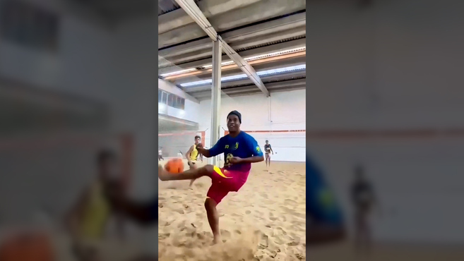 ¡De otro planeta! El vídeo de Ronaldinho jugando al fútvoley que está dando la vuelta al mundo