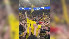 Euforia del Dortmund tras meterse en la final de Champions: Reus con el megfono, Schlotterbeck casi