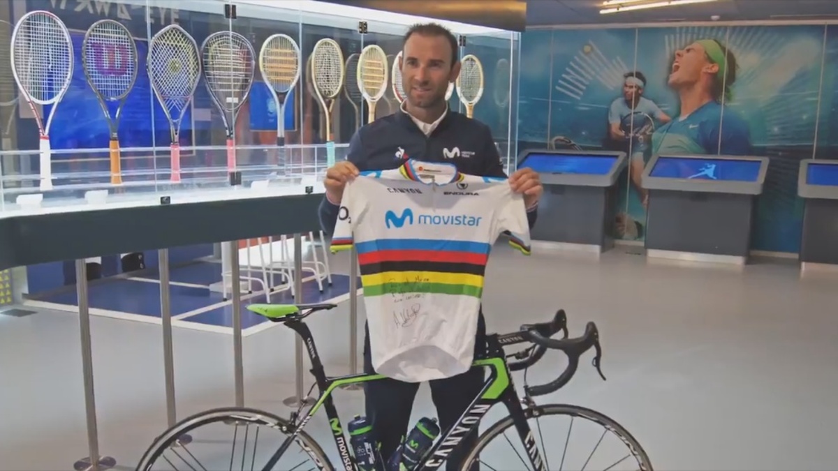 Ciclismo: entrega a Nadal su maillot arcoíris de campeón mundial |