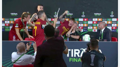 Los jugadores de la Roma asaltaron a Mourinho en rueda de prensa al grito de "campeones"