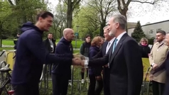 Felipe VI da toques al baln en su visita a la Fundacin Cruyff en Pases Bajos