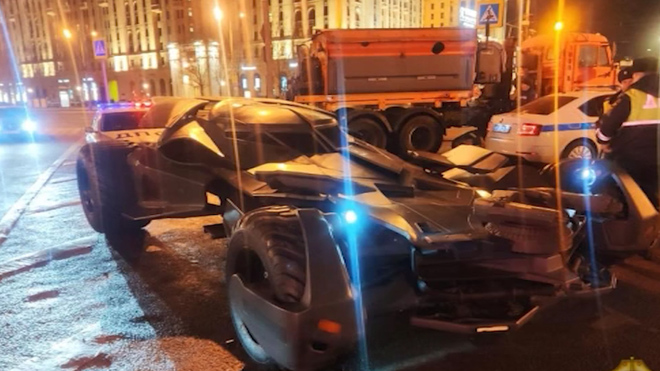 La Policía de Moscú detiene a un 'Batmóvil' que circulaba sin matrículas |  